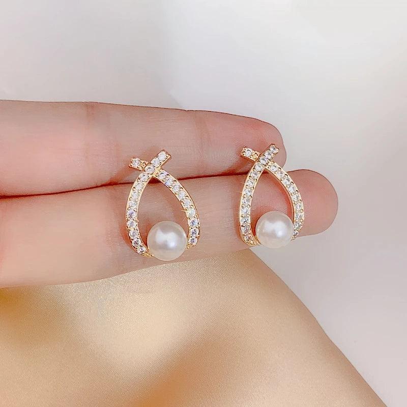 Aretes de perlas con brillo de Rose & Oliver, elegantes aretes de oreja con detalles de cristales brillantes.