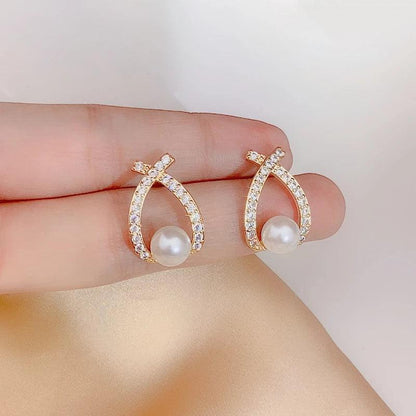 Aretes de perlas con brillo de Rose & Oliver, elegantes aretes de oreja con detalles de cristales brillantes.