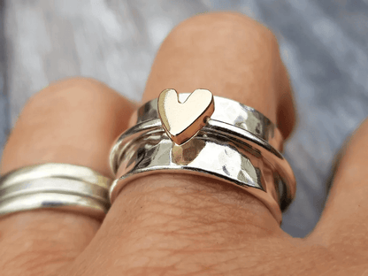 Anillo de plata de Rose & Oliver con corazón dorado, acabamento delicado y diseño elegante, ideal para ocasiones especiales.