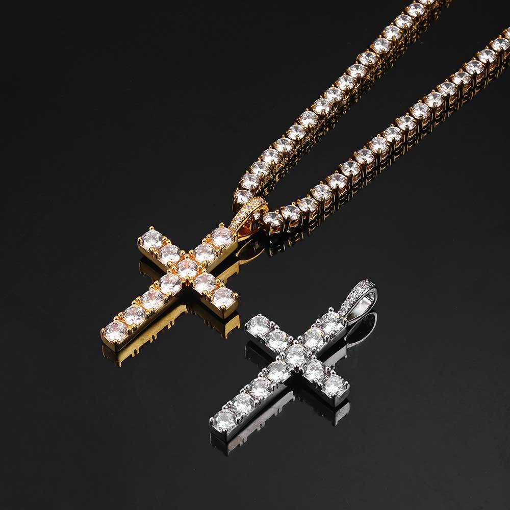 Colar Faith™ com cruz de moissanita dourada, peso leve e acabamento elegante, da marca Rose & Oliver.