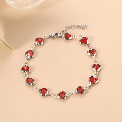 Pulseira de aço prateado com coração de rubi da Rose & Oliver, com detalhes elegantes e design delicado.