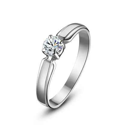 Anel de assinatura Clara Signature Solitaire da Rose & Oliver com pedra central brilhante em acabamento elegante.