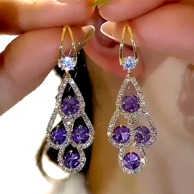 Lila Kristall-Tropfen-Ohrringe von Rose & Oliver: elegante Ohrschmuck aus Kreolen mit leuchtenden und zarten Kristallen