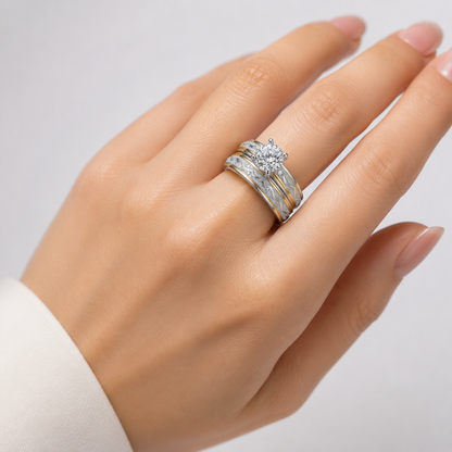 Anillo de plata con banda dorada y detalles de diamantes, de la marca Rose & Oliver, mostrado de lado con foco en la textura y brillo.