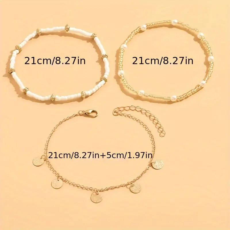 Conjunto de três tornozeleiras douradas Coastal Charm da Rose & Oliver, com detalhes em camadas e acabamento elegante.