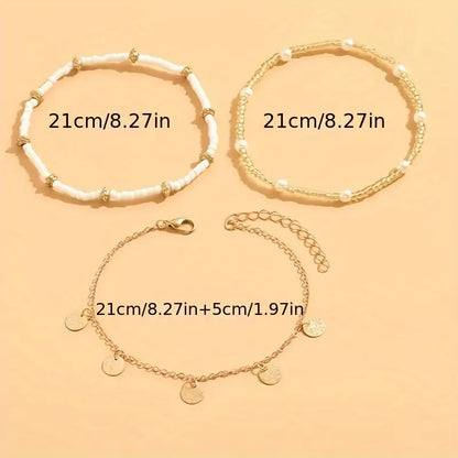 Conjunto de três tornozeleiras douradas Coastal Charm da Rose & Oliver, com detalhes em camadas e acabamento elegante.