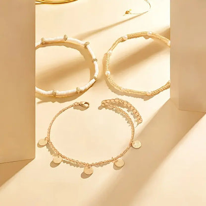 Conjunto de 3 tornozeleiras douradas Rose & Oliver Coastal Charm, estilo camadas, com detalhes delicados em ouro.