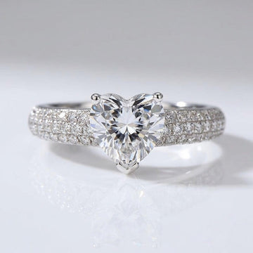 Anel Heart Diamond Silver Pavé da Rose & Oliver com detalhes de diamantes e acabamento em prata.