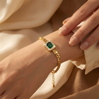 Pulseira de corrente com detalhes em ouro e esmeralda, da marca Rose & Oliver, mostrando o design elegante e brilhante.