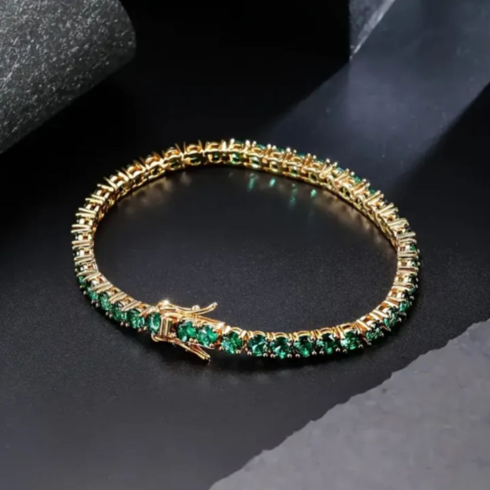 Pulseira Aliona Virelli da Rose & Oliver com detalhes delicados e acabamento em metal dourado, vista frontal no estilo close-up.