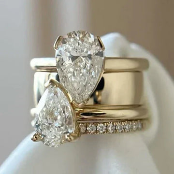 Anel vintage Rose & Oliver com gota dupla de zircônia, detalhes elegantes e acabamento clássico em prata.