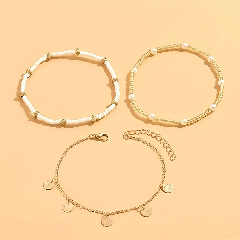 Conjunto de 3 tornozeleiras douradas da Rose & Oliver, com detalhes em camadas, perfeito para um visual sofisticado e delicado.