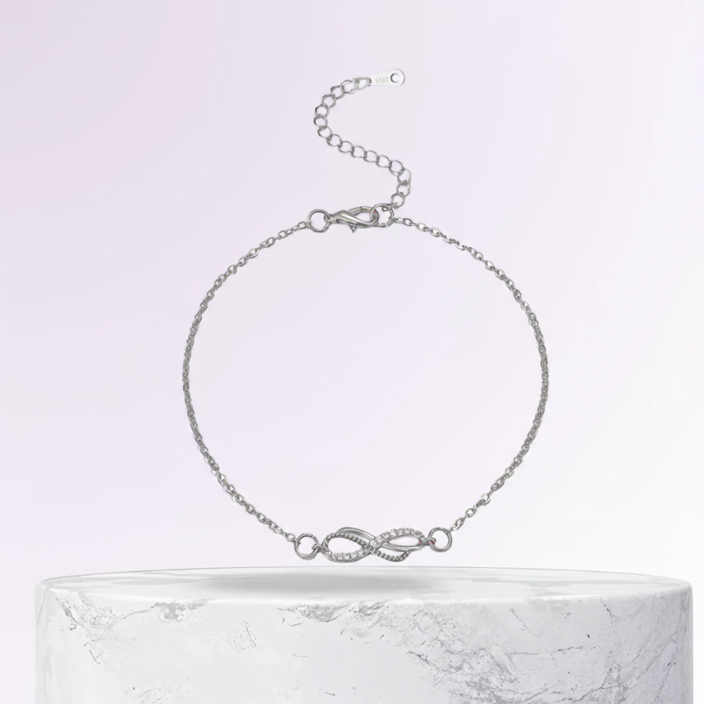 Pulsera de tobillo delicada Rose & Oliver Dana con dije de infinito en plata, detalles finos y elegantes para el tobillo.