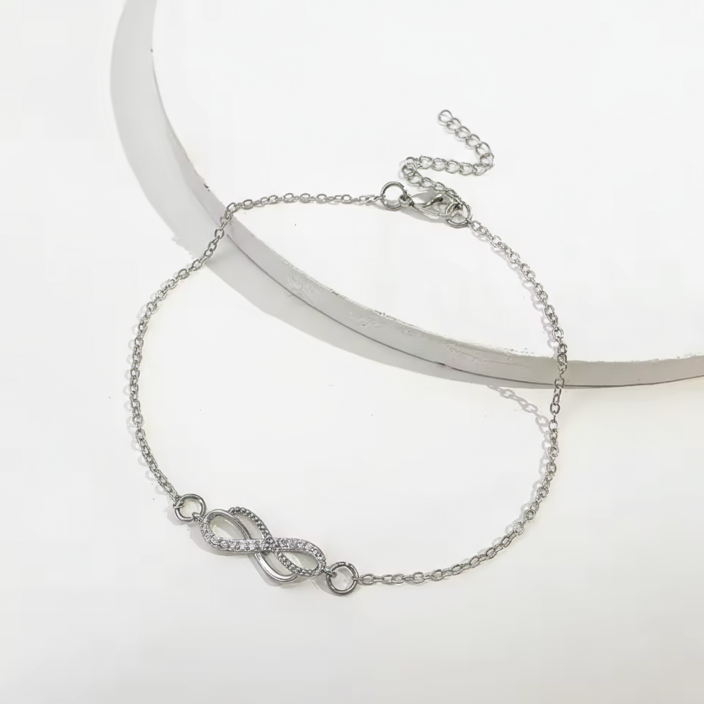 Tobillera delicada de plata Rose & Oliver con colgante infinito, ajustable y elegante, ideal para usar en el tobillo.