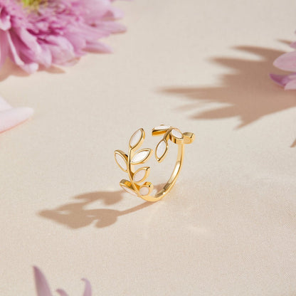 Anel com motivo de folha de ouro da marca Rose & Oliver, detalhe em acabamento dourado e design delicado de folha.