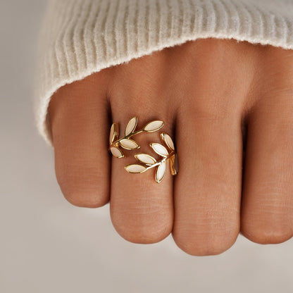 Anel Rose & Oliver com motivo de folha de ouro, com acabamento dourado e detalhes delicados, estilo elegante e sofisticado.