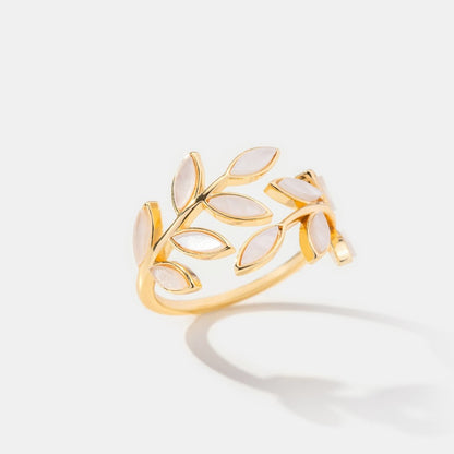 Anel dourado com padrão de folhas de ouro, design delicado e elegante da marca Rose & Oliver, feito em metal brilhante.
