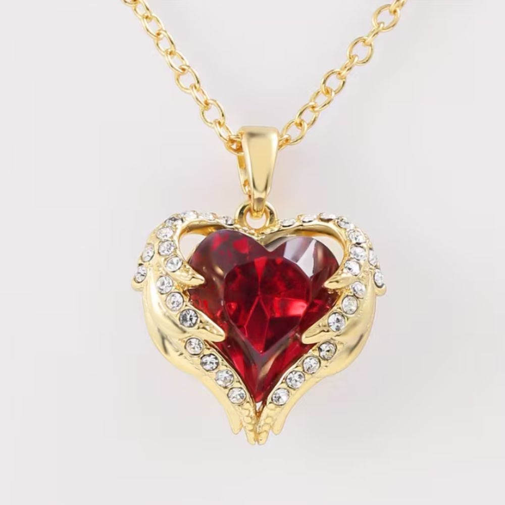 Colar de ouro Rose & Oliver com pingente de coração rubi e anjo, estilo delicado e elegante para uso diário.