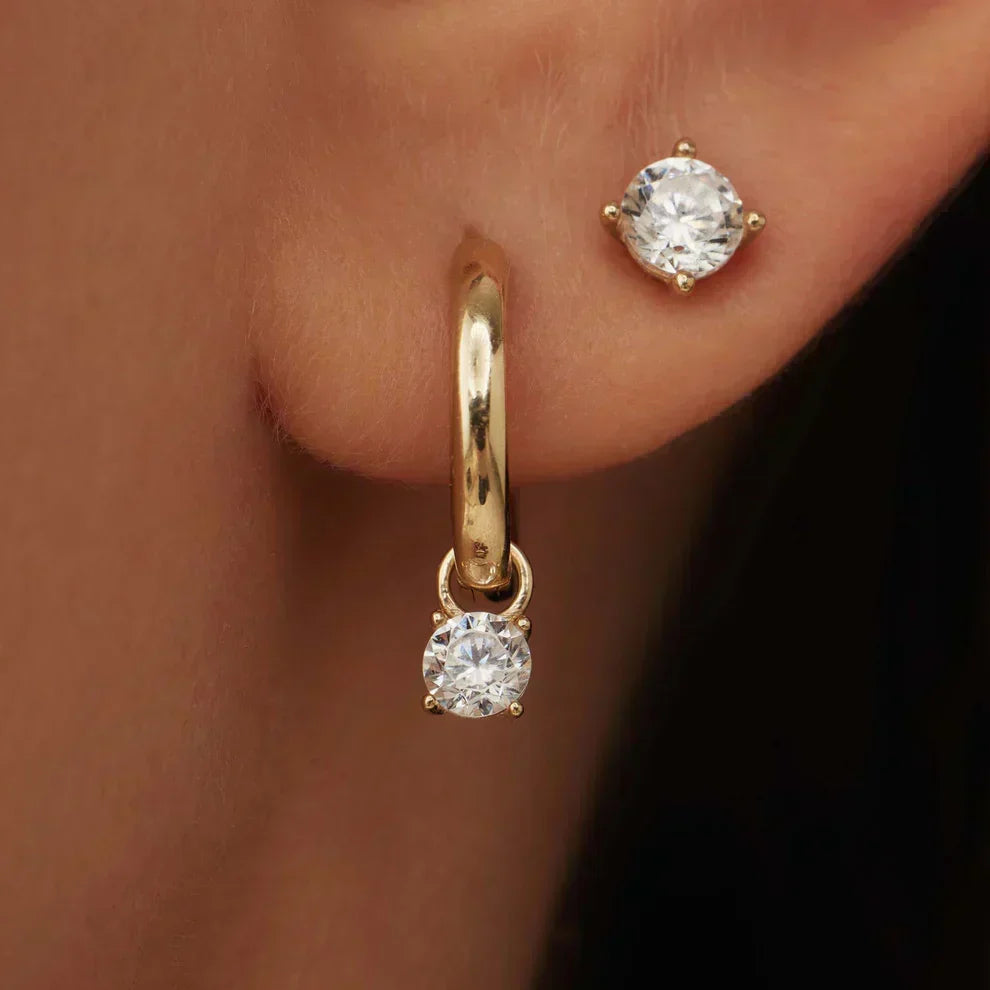 Brincos de argola dourados Celeste™ com pedra, feitos pela Rose & Oliver, apresentados em foto clara sobre fundo neutro.