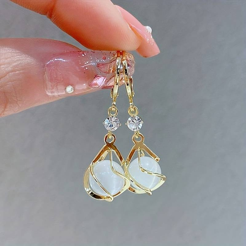 Cheyenne Opal Glamour-Ohrringe von Rose & Oliver mit funkelnden Opal-Details und elegantem Design in Gold.