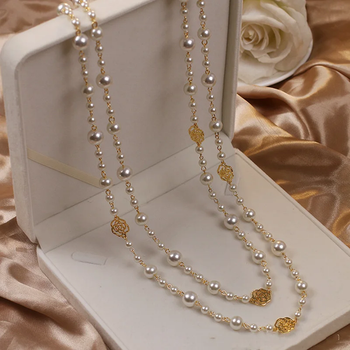 Colar elegante de pérolas douradas da Rose & Oliver, com detalhes refinados e design clássico, em uma imagem close-up.