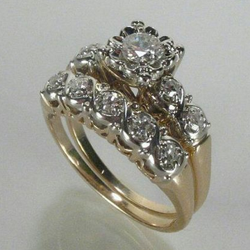 Anel vintage dourado com acabamento brilhante da marca Rose & Oliver, destaque em joalheria elegantes e sofisticados.