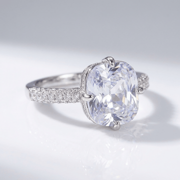 Anel oval com zirconia branca em ouro branco, elegante e sofisticado, da marca Rose & Oliver, com design refinado.