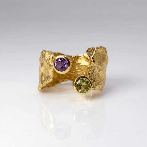 Anel de ouro rústico com ametista e peridoto, ajustável, marca Rose & Oliver, detalhes elegantes e naturais.