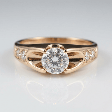 Anel de ouro rosé com zircônia solitaire da Rose & Oliver, exibindo uma pedra central brilhante em estilo clássico.