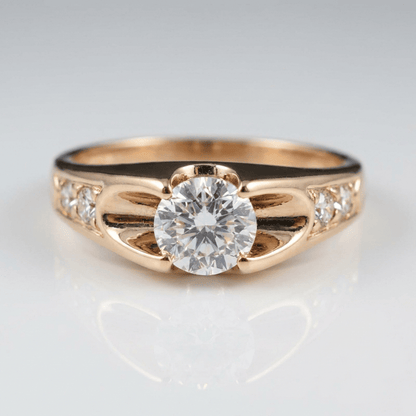 Anel de ouro rosé com zircônia solitaire da Rose & Oliver, exibindo uma pedra central brilhante em estilo clássico.