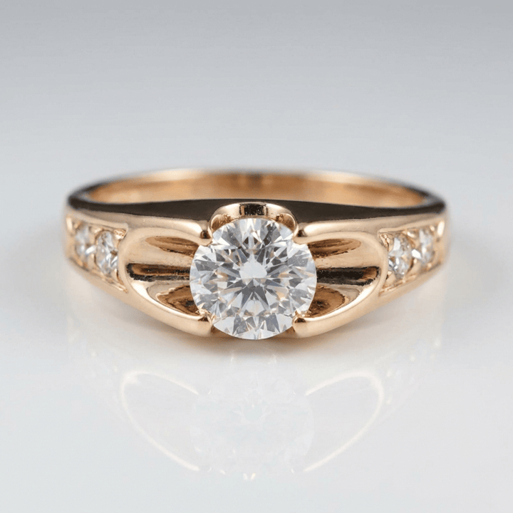 Anel de ouro rosé com zircônia solitaire da Rose & Oliver, exibindo uma pedra central brilhante em estilo clássico.
