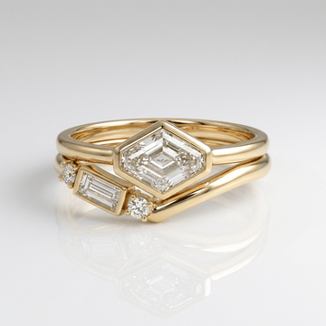 Conjunto de joias com anéis de diamante geométrico dourado, marca Rose & Oliver, detalhes brilhantes e design elegante