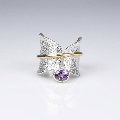Anel Butterfly Amethyst em prata e ouro da Rose & Oliver, com detalhe de borboleta e pedra ametista brilhante.