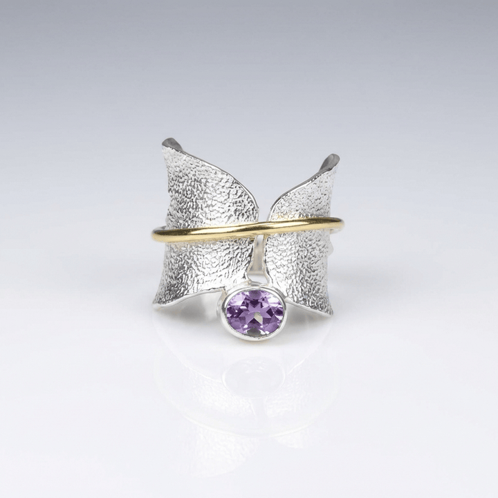 Anel Butterfly Amethyst em prata e ouro da Rose & Oliver, com detalhe de borboleta e pedra ametista brilhante.