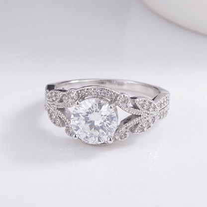 Anel vintage de prata com zirconia e design trançado, da marca Rose & Oliver, exibido na imagem.