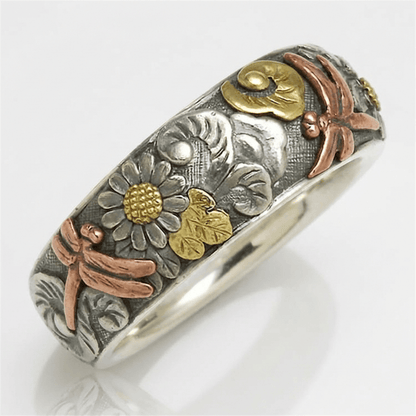 Anillo vintage de plata Rose & Oliver con detalles de libélula y girasol hechos a mano, mostrando el diseño delicado y artesanal.