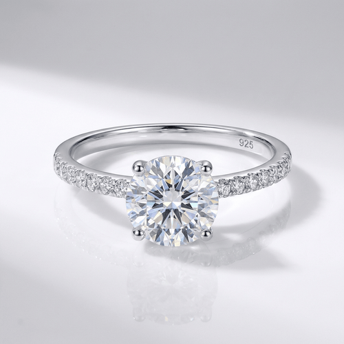 Anel clássico redondo de prata com zirconia, da marca Rose & Oliver, exibindo detalhes brilhantes e acabamento polido.
