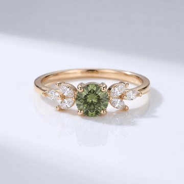 Anel delicado de ouro com folha de peridoto verde, inspirado na natureza, da marca Rose & Oliver.