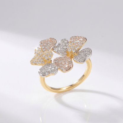 Anel de ouro Rose & Oliver com três borboletas de cristal, delicado e elegante, visualizado de cima com detalhes brilhantes.