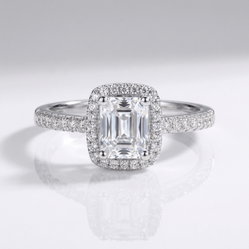 Anel de prata com zircônia em corte esmeralda e halo, da Rose & Oliver, exibindo detalhes elegantes e brilho sofisticado
