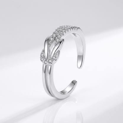 Anel ajustável Rose & Oliver de prata com zircônias brilhantes, design envolvente elegante e delicado.