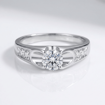 Anel solitário Rose Gold com zircônias, clássico e elegante, da marca Rose & Oliver, exibindo uma pedra central brilhante.