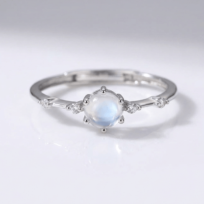 Anel vintage de prata com pedra de lua ajustável da Rose & Oliver, detalhe de pedra de lua brilhante e acabamento elegante.