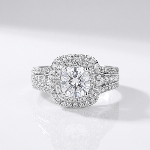 Anel de prata redondo com halo de diamantes, joia elegante da marca Rose & Oliver, mostrando detalhes brilhantes na imagem.