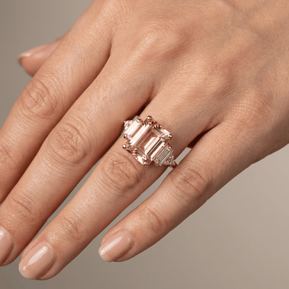 Anel de prata com três diamantes brilhantes, da marca Rose & Oliver, exibido em uma imagem detalhada e elegante.