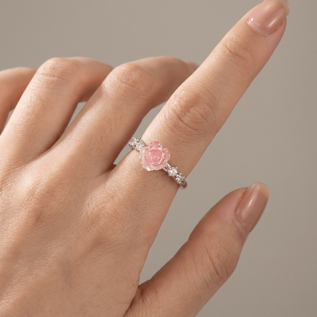 Anel ajustável Rose & Oliver com rosa de prata e diamantes brilhantes, detalhe elegante e delicado.