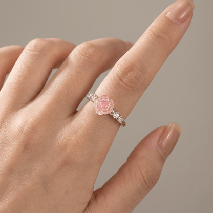 Anel ajustável Rose & Oliver com rosa de prata e diamantes brilhantes, detalhe elegante e delicado.