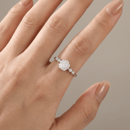 Anel ajustável Rose & Oliver com rosa de diamantes prateada e design elegante.