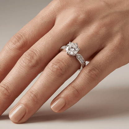 Anel ajustável Rose Gold com diamantes pave redondos da Rose & Oliver, design elegante e delicado para ocasiões especiais.
