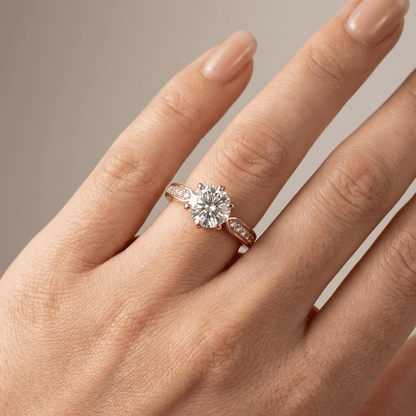 Anel ajustável Rose Gold com diamantes pavê da Rose & Oliver, design redondo e elegante, destacando o brilho dos diamantes.